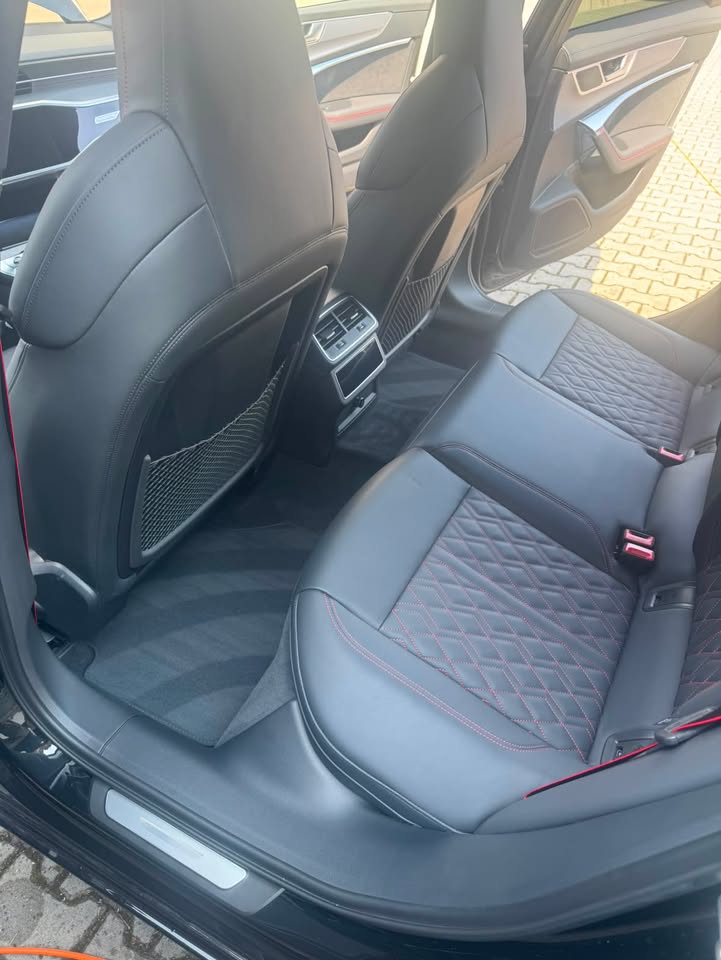 Čistý interiér Audi zadní sedačky